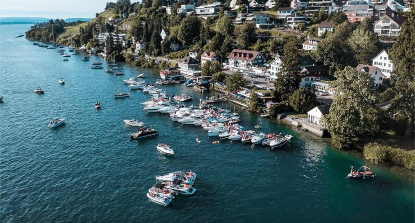 Bucht mit Yachten und bewaldeten Hügeln