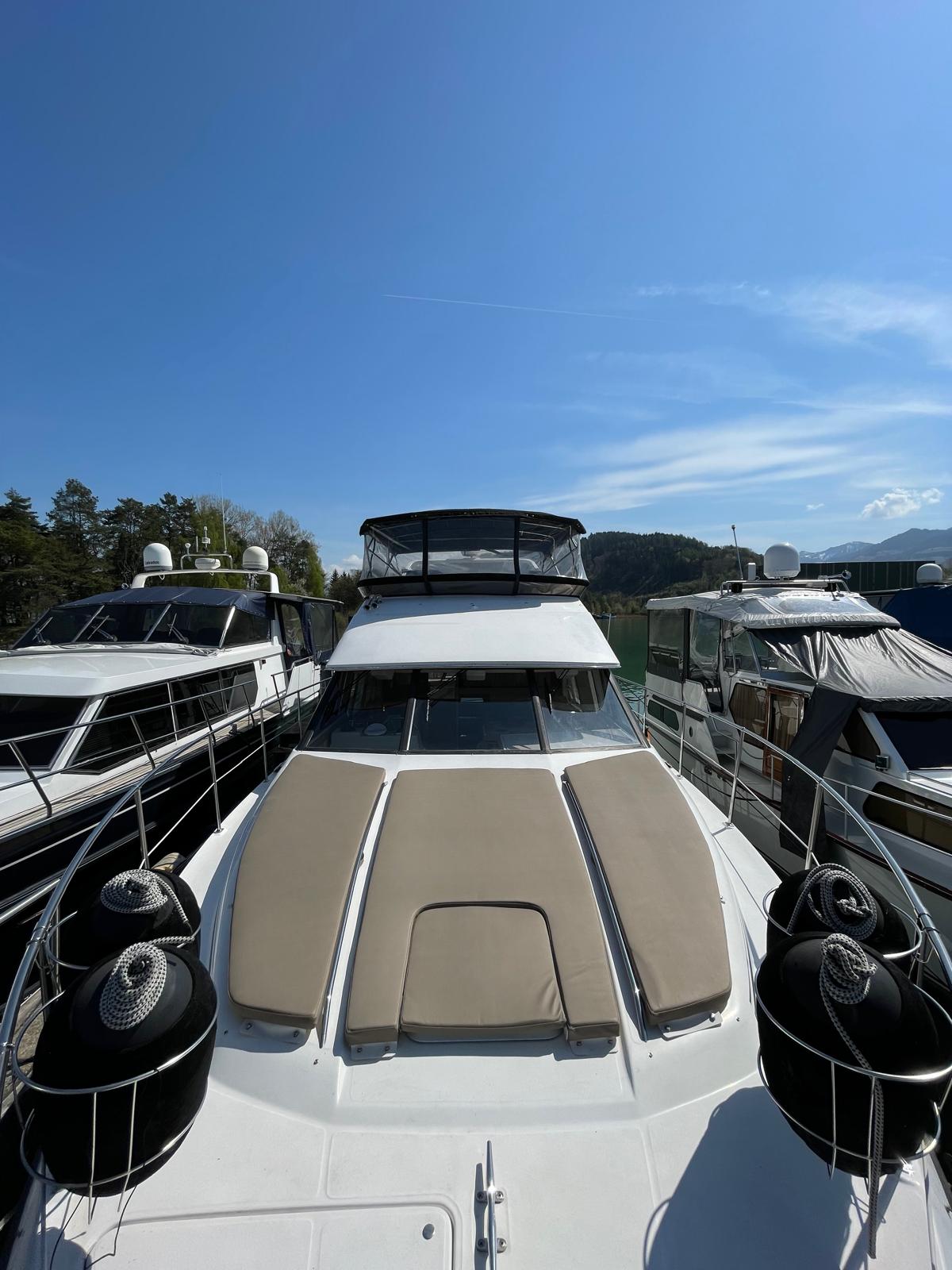 Bugansicht der Yacht