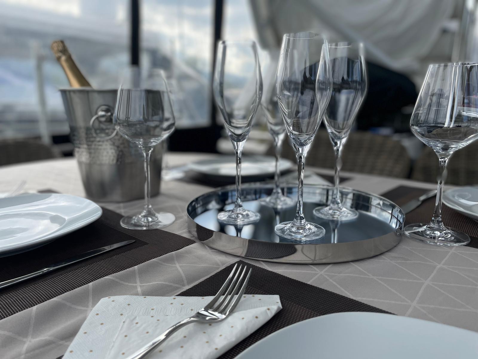 Gedeckte Tafel mit Champagner an Bord