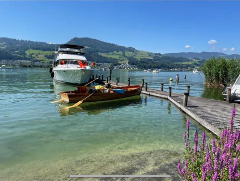 Yacht am Steg mit Alpenkulisse
