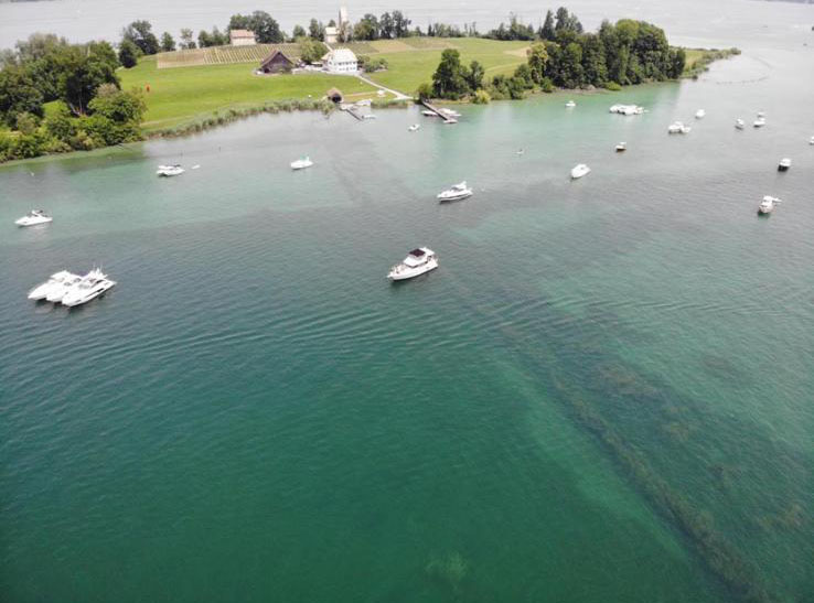 Ankernde Boote in der Bucht