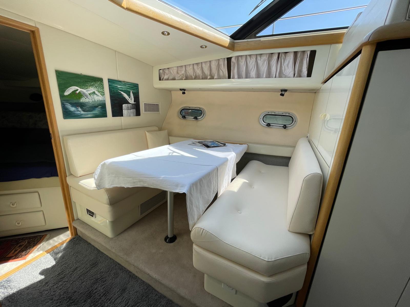 Luxus-Salon mit Panoramablick aufs Wasser