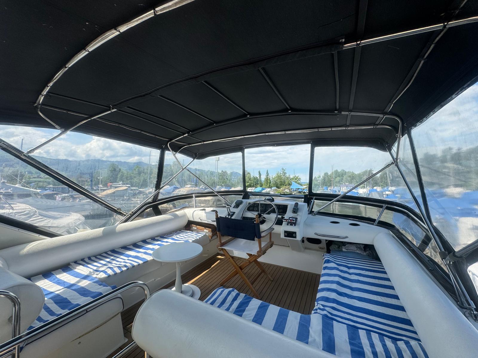Yacht Alexandra – Luftaufnahme auf dem See