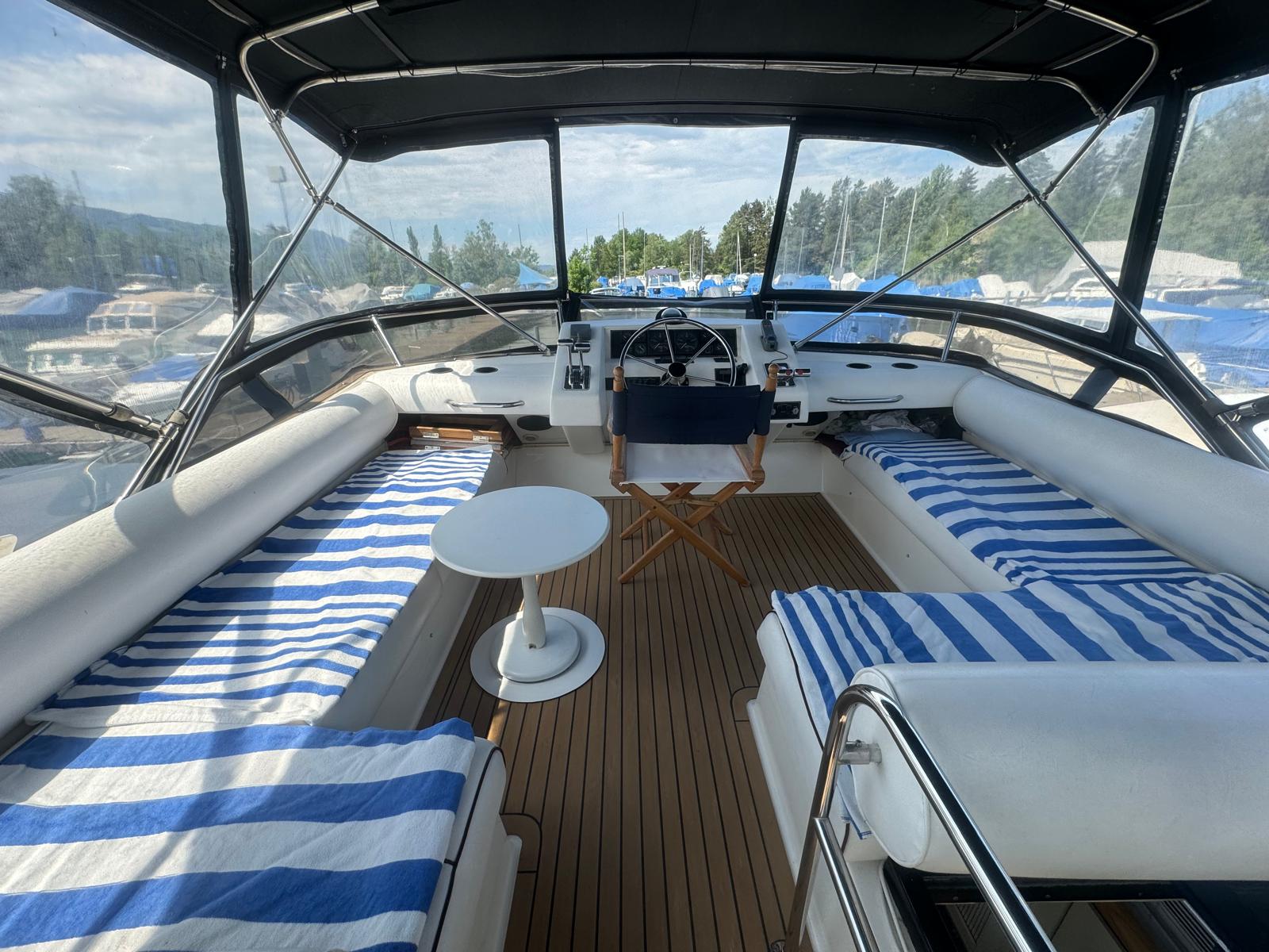 Sonnendeck mit Liegestühlen