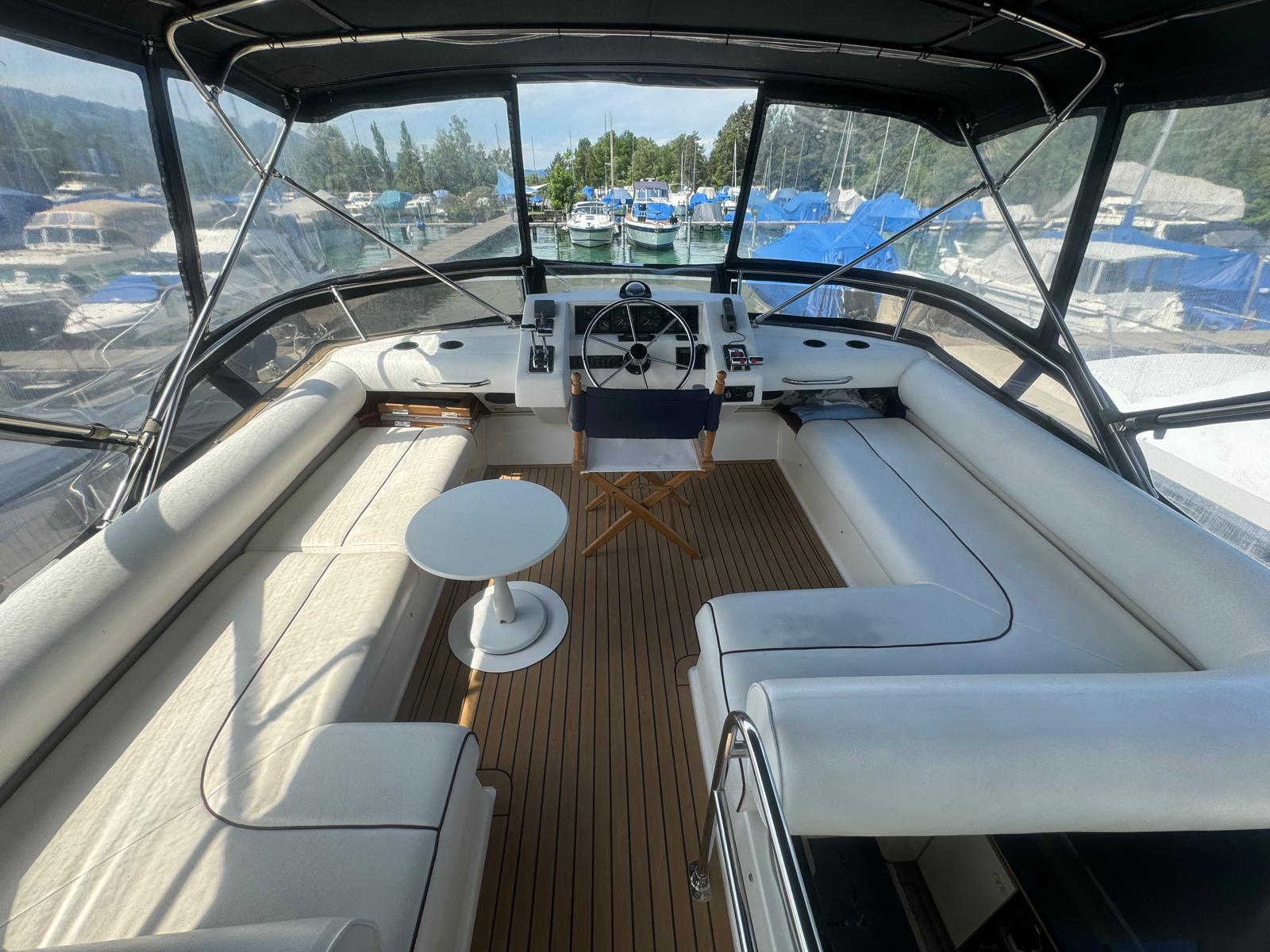 Motorjacht auf dem Zürichsee