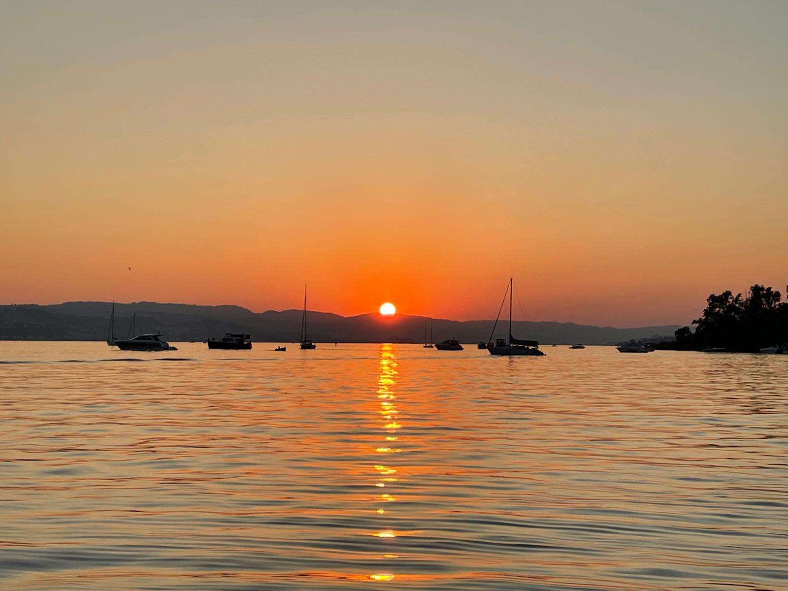 Yacht vor Bergpanorama
